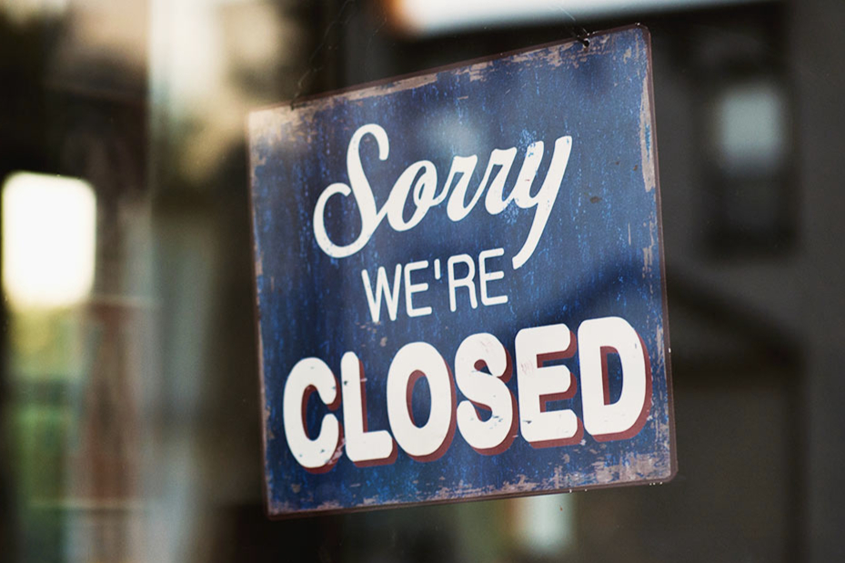 一个比特币的价格会根据市场实时波动，目前大约在7万美元左右（2024年10月数据）。具体价格请在可信的交易所或行情网站查看实时数据。请注意，投资加密货币风险极高。
